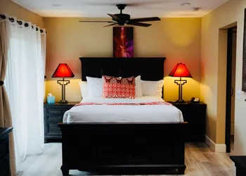 Lantern Light Inn - Romantic Getaway hotel thumbnail 7