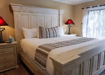 Lantern Light Inn - Romantic Getaway hotel thumbnail 8