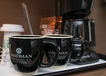 Sandman Signature Calgary Airport Hotel hotel thumbnail 5