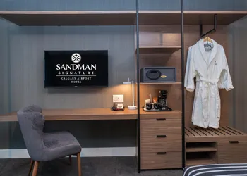 Sandman Signature Calgary Airport Hotel hotel thumbnail 7