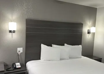 Sleepy Traveler Motel hotel thumbnail 4