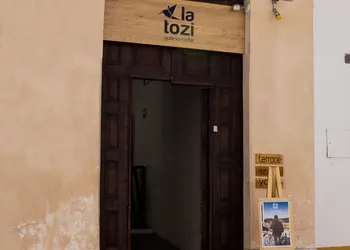 La Tozi Galería Hotel hotel thumbnail 3