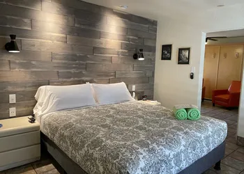 Desert Paradise Resort- Gay Men's Resort hotel thumbnail 5