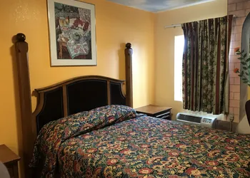 Deluxe Inn hotel thumbnail 3