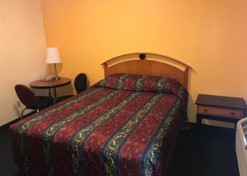 Deluxe Inn hotel thumbnail 6