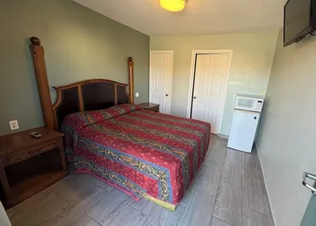Deluxe Inn hotel thumbnail 7