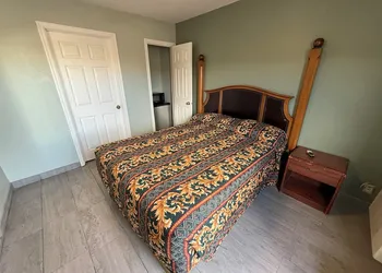Deluxe Inn hotel thumbnail 8