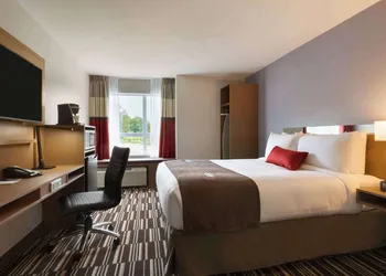 Microtel Inn & Suites by Wyndham Oyster Bay hotel thumbnail 7