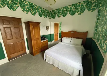 Decker Hotel & Bar hotel thumbnail 4