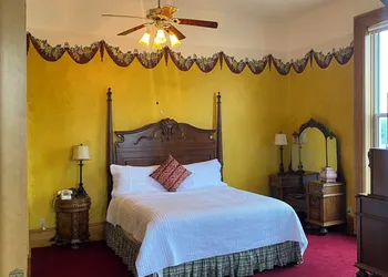 Decker Hotel & Bar hotel thumbnail 5