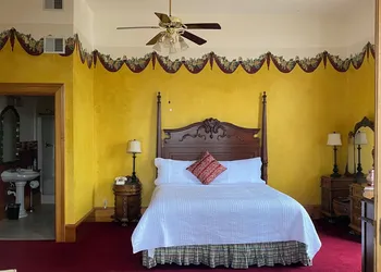 Decker Hotel & Bar hotel thumbnail 7
