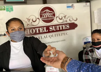 Hotel & Suites Cerro Rojo hotel thumbnail 2