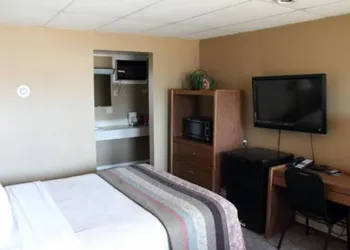 Lakeshor Motor Inn hotel thumbnail 4