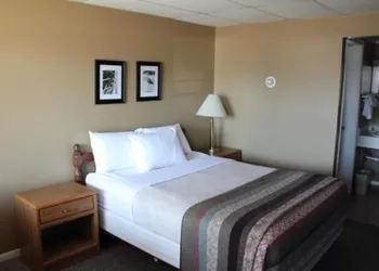 Lakeshor Motor Inn hotel thumbnail 5