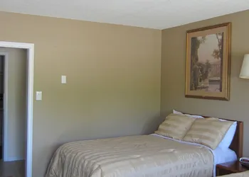 Village Inn & Suites hotel thumbnail 2