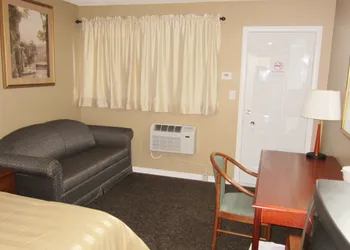 Village Inn & Suites hotel thumbnail 4