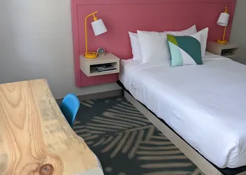 Queens Court hotel thumbnail 2