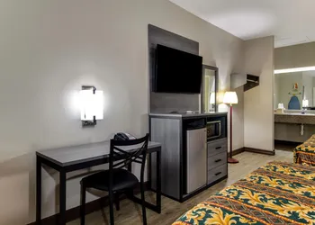 Executive Inn & Suites hotel thumbnail 4
