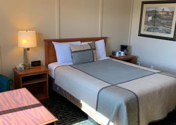 Townhouse Inn & Suites hotel thumbnail 7