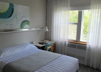 Manoir D'Youville hotel thumbnail 3