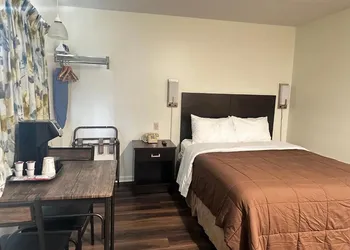 Blue Spruce Motel & Townhouses hotel thumbnail 4
