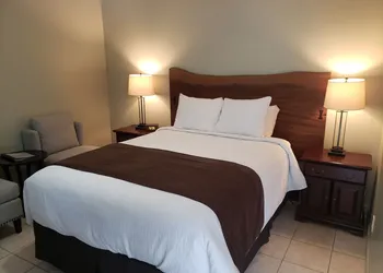 Adventure the Bruce Inn - Recently Renovated With Outdoor Hot Tub hotel thumbnail 4