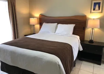 Adventure the Bruce Inn - Recently Renovated With Outdoor Hot Tub hotel thumbnail 5