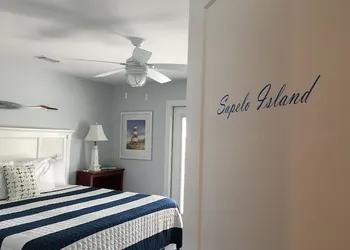 Darien Waterfront Inn hotel thumbnail 2