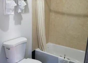 Travis Lodge Motel 16 hotel thumbnail 7