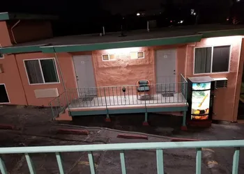 Travis Lodge Motel 16 hotel thumbnail 8