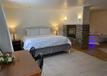 Stone Hollow hotel thumbnail 7