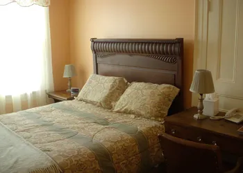 Wayne on Main hotel thumbnail 2