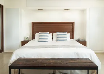 ARENA Stunning 2 BDR Beachfront- Designer Vibes hotel thumbnail 2