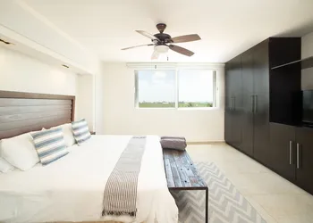 ARENA Stunning 2 BDR Beachfront- Designer Vibes hotel thumbnail 3