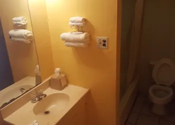 Guest Host Motel hotel thumbnail 2
