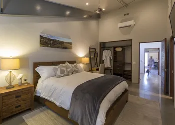 Bed & Barrel at Stonehouse Cellars hotel thumbnail 5