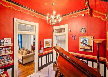 The Mardi Gras House hotel thumbnail 3