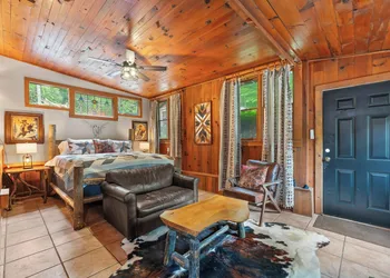 North 40 Lodge hotel thumbnail 3
