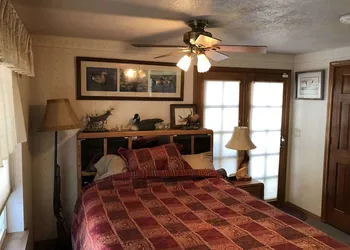 The Last Resort Lodge hotel thumbnail 5