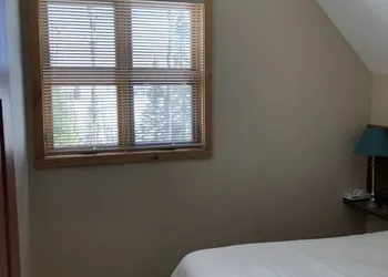 Elk Lake Eco Centre hotel thumbnail 4