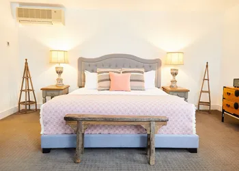 Shelter Harbor Inn hotel thumbnail 5