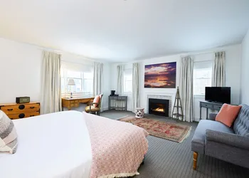 Shelter Harbor Inn hotel thumbnail 6