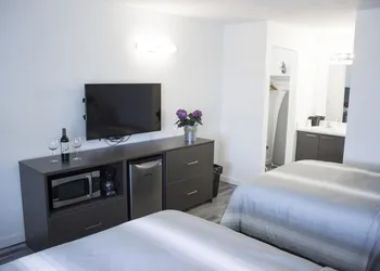 Bowmanville Marina Inn & Suites hotel thumbnail 5