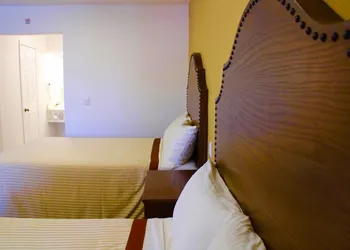 Estancia Inn hotel thumbnail 5