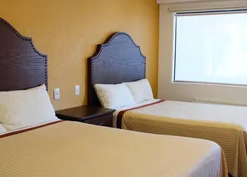 Estancia Inn hotel thumbnail 6