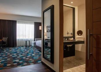 DoubleTree by Hilton Celaya hotel thumbnail 7