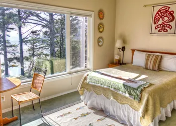 Tyee Lodge Oceanfront B&B hotel thumbnail 4