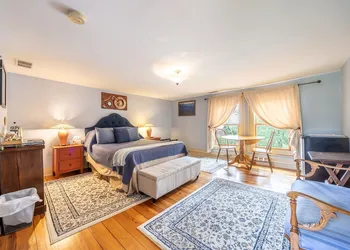 Bliss Point Farm and B&B hotel thumbnail 2