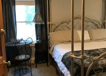 Iron Amethyst Inn Boutique Hotel hotel thumbnail 3