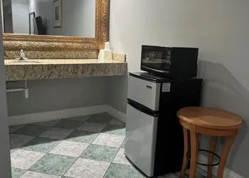 Amber Motel hotel thumbnail 3